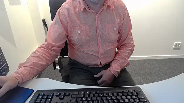 Snapshot of Buggemann chatting on 06-18-26, 02:45 Buggemann online show from 06-18-26, 02:45