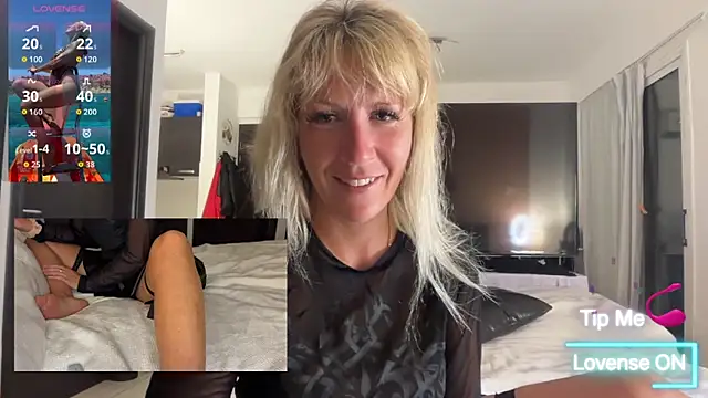 Snapshot of AtomBlondy chatting on 05-17-26, 07:43 AtomBlondy online show from 05-17-26, 07:43