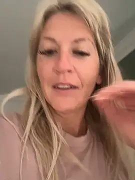 Snapshot of AtomBlondy chatting on 06-10-26, 05:18 AtomBlondy online show from 06-10-26, 05:18