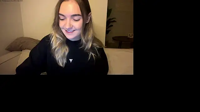 Snapshot of RoxyWet chatting on 06-05-26, 12:33 RoxyWet online show from 06-05-26, 12:33