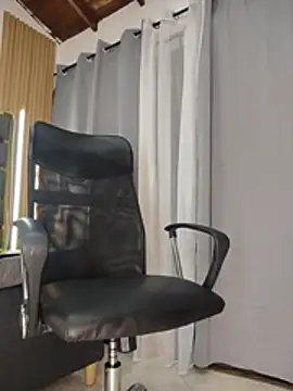 Snapshot of Oliver_bigblack_cock chatting on 05-11-26, 06:27 Oliver bigblack cock online show from 05-11-26, 06:27