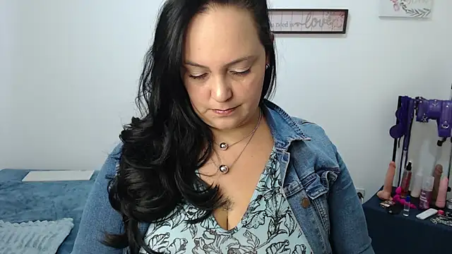 Snapshot of Veroniicabbw_ chatting on 05-22-26, 01:06 Veroniicabbw online show from 05-22-26, 01:06