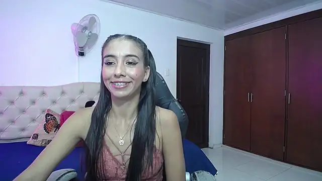 Snapshot of sandra_petite19 chatting on 06-07-26, 10:57 sandra petite19 online show from 06-07-26, 10:57