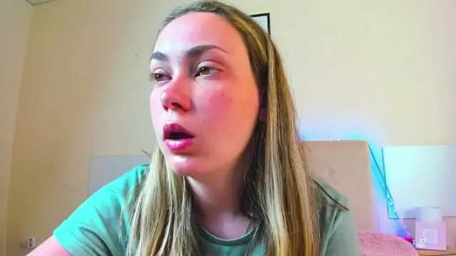 Snapshot of MelanieCuty chatting on 06-15-26, 05:53 MelanieCuty online show from 06-15-26, 05:53