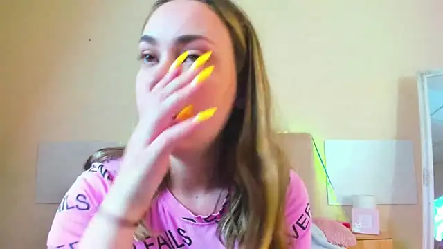 Snapshot of MelanieCuty chatting on 06-19-26, 05:23 MelanieCuty online show from 06-19-26, 05:23