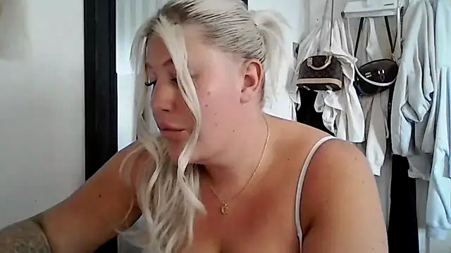 Snapshot of Lexi_Laura chatting on 05-31-26, 01:40 Lexi Laura online show from 05-31-26, 01:40