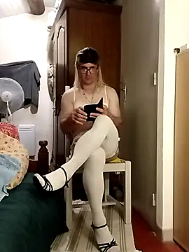 stephie83 online show from 04-18-26, 06:56