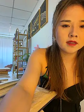 Snapshot of Xiaoxiao-y chatting on 05-28-26, 08:00 Xiaoxiao-y online show from 05-28-26, 08:00