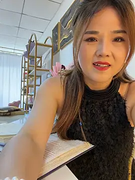 Snapshot of Xiaoxiao-y chatting on 06-10-26, 06:45 Xiaoxiao-y online show from 06-10-26, 06:45