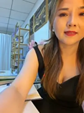 Snapshot of Xiaoxiao-y chatting on 06-18-26, 01:48 Xiaoxiao-y online show from 06-18-26, 01:48