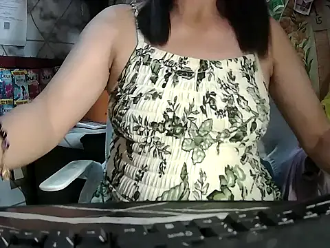 Snapshot of mommylicious_23 chatting on 06-21-26, 01:24 mommylicious 23 online show from 06-21-26, 01:24