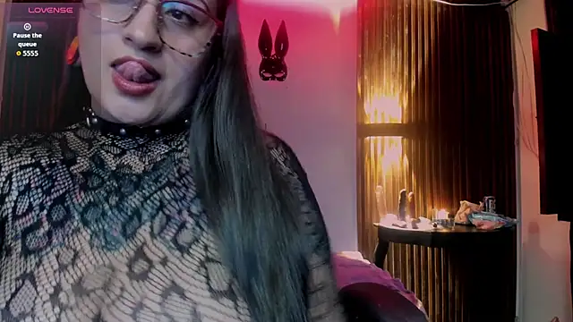 Snapshot of Violett_8 chatting on 06-06-26, 01:32 Violett 8 online show from 06-06-26, 01:32