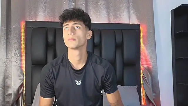 Snapshot of MaxiimoRomano_ chatting on 06-16-26, 04:42 MaxiimoRomano online show from 06-16-26, 04:42