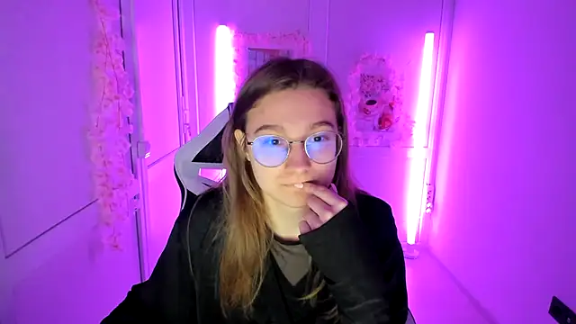 Snapshot of Mia_kristal chatting on 05-17-26, 08:12 Mia kristal online show from 05-17-26, 08:12