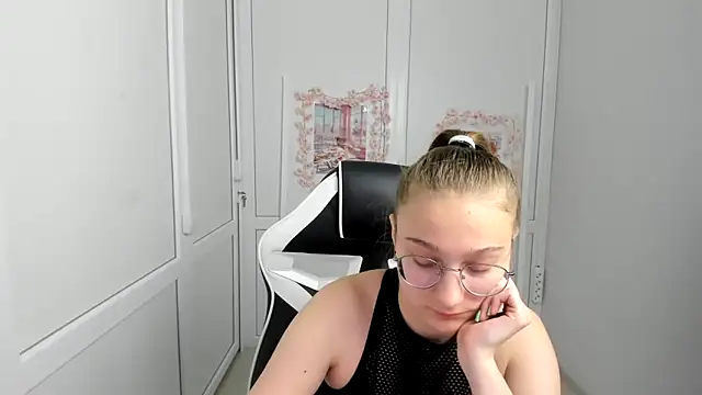 Snapshot of Mia_kristal chatting on 06-07-26, 07:34 Mia kristal online show from 06-07-26, 07:34