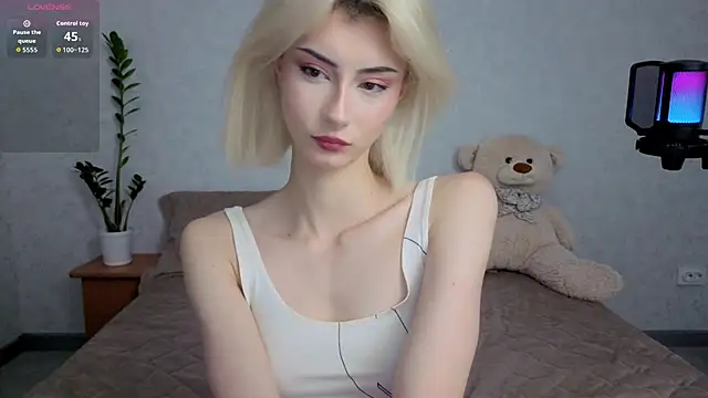 Snapshot of kittysocutie chatting on 06-11-26, 02:53 kittysocutie online show from 06-11-26, 02:53