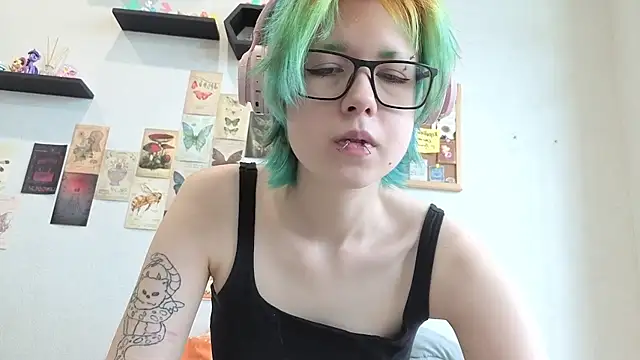 Snapshot of LittleKittenStar chatting on 06-08-26, 11:32 LittleKittenStar online show from 06-08-26, 11:32