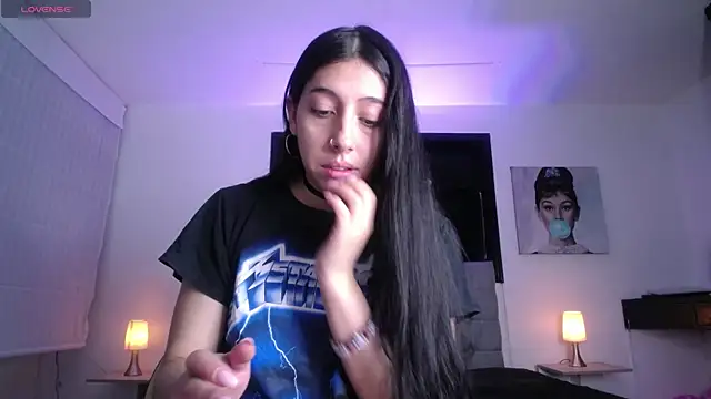 Snapshot of Melannyy_V chatting on 05-18-26, 01:06 Melannyy V online show from 05-18-26, 01:06