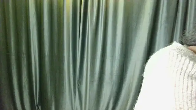 Snapshot of Layla_Muur chatting on 05-15-26, 05:09 Layla Muur online show from 05-15-26, 05:09