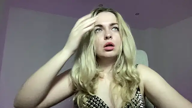 Snapshot of EvaKraz chatting on 04-15-26, 09:15 EvaKraz online show from 04-15-26, 09:15