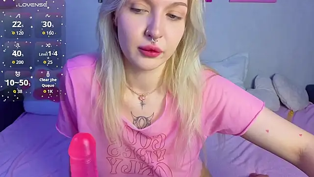 Snapshot of BlondieSummer chatting on 07-16-26, 06:14 BlondieSummer online show from 07-16-26, 06:14