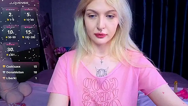 Snapshot of BlondieSummer chatting on 07-21-26, 08:11 BlondieSummer online show from 07-21-26, 08:11