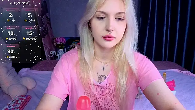 Snapshot of BlondieSummer chatting on 07-29-26, 06:17 BlondieSummer online show from 07-29-26, 06:17
