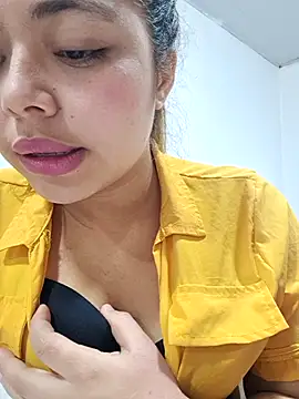 Snapshot of Yelii_ chatting on 06-08-26, 08:42 Yelii online show from 06-08-26, 08:42