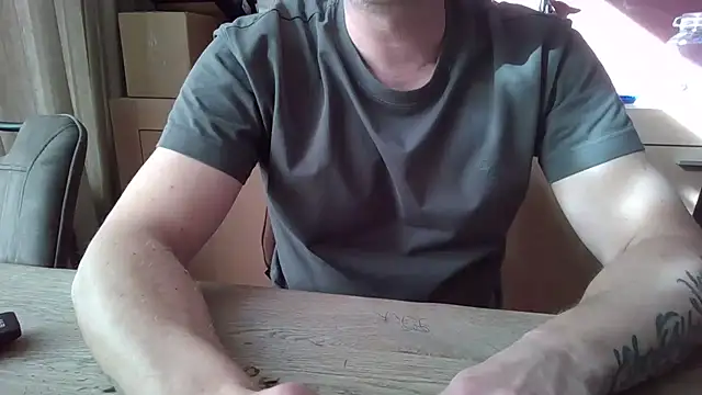 Snapshot of Essie_deLona chatting on 03-20-26, 02:44 Essie deLona online show from 03-20-26, 02:44