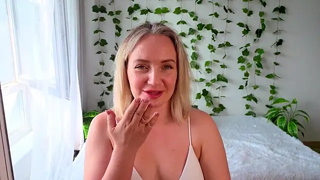 Snapshot of MonikFoxi chatting on 06-16-26, 04:26 MonikFoxi online show from 06-16-26, 04:26