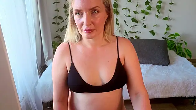 Snapshot of MonikFoxi chatting on 06-19-26, 04:50 MonikFoxi online show from 06-19-26, 04:50