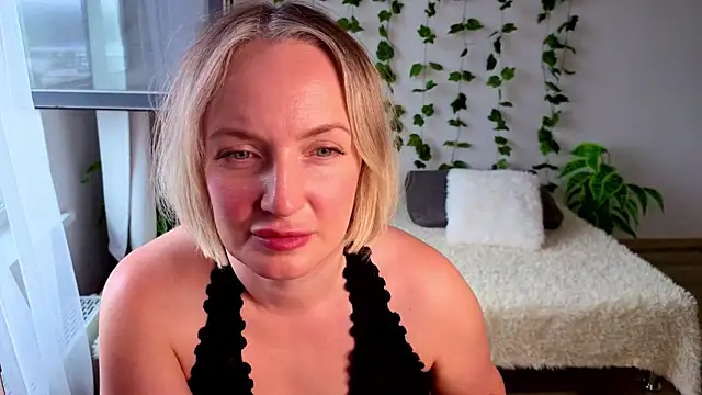 Snapshot of MonikFoxi chatting on 07-02-26, 04:29 MonikFoxi online show from 07-02-26, 04:29