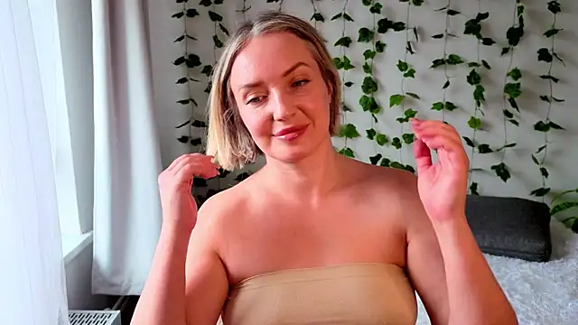 Snapshot of MonikFoxi chatting on 07-10-26, 05:01 MonikFoxi online show from 07-10-26, 05:01