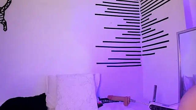 Snapshot of LindaCatalina_ chatting on 05-28-26, 12:57 LindaCatalina online show from 05-28-26, 12:57