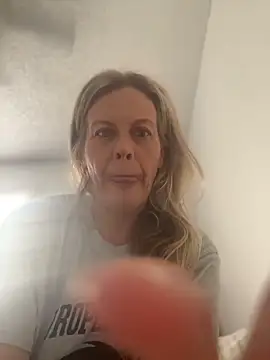 Snapshot of GwenWilde31 chatting on 06-22-26, 01:41 GwenWilde31 online show from 06-22-26, 01:41