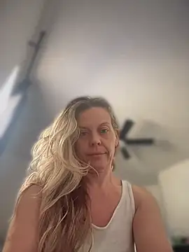 Snapshot of GwenWilde31 chatting on 06-26-26, 05:39 GwenWilde31 online show from 06-26-26, 05:39