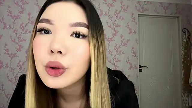 MadeleneStoesz online show from 03-23-26, 05:44