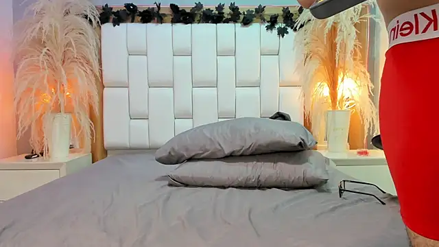 Snapshot of DylanLuxe chatting on 04-15-26, 02:40 DylanLuxe online show from 04-15-26, 02:40