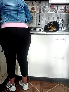 Snapshot of sexymomsn chatting on 05-11-26, 04:59 sexymomsn online show from 05-11-26, 04:59