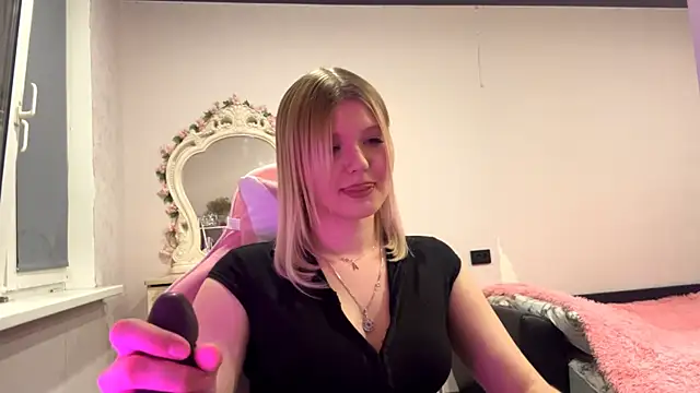 Snapshot of SweettAnny chatting on 05-17-26, 07:10 SweettAnny online show from 05-17-26, 07:10