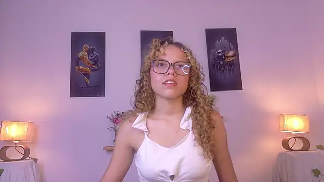 Snapshot of lia_valmont_01 chatting on 06-13-26, 07:12 lia valmont 01 online show from 06-13-26, 07:12