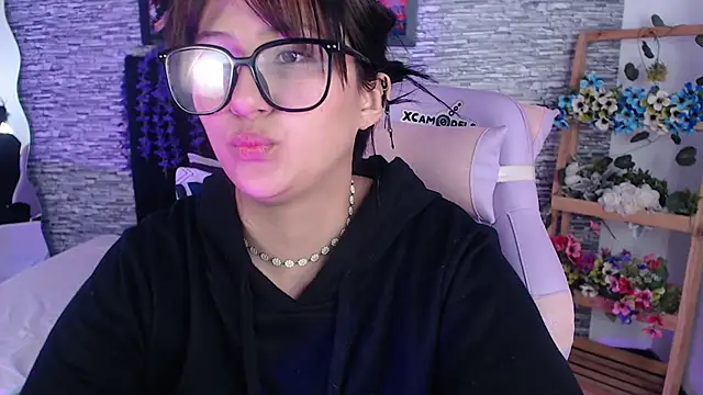 Snapshot of eyes_moonn chatting on 06-15-26, 02:19 eyes moonn online show from 06-15-26, 02:19
