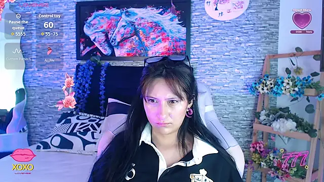 Snapshot of eyes_moonn chatting on 06-19-26, 11:58 eyes moonn online show from 06-19-26, 11:58
