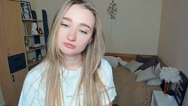 Snapshot of VioletteClaire chatting on 04-19-26, 08:02 VioletteClaire online show from 04-19-26, 08:02