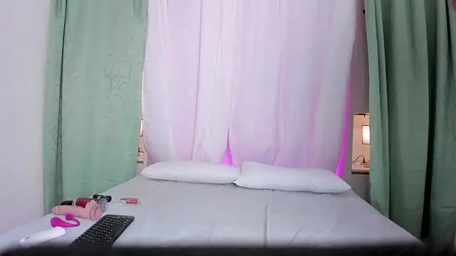 Snapshot of TessaLowe chatting on 03-25-26, 02:45 TessaLowe online show from 03-25-26, 02:45