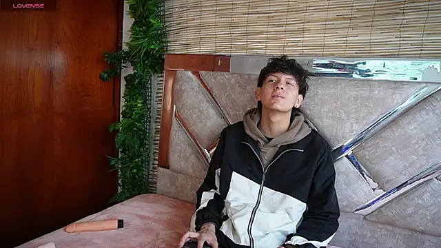 Snapshot of dominik_across chatting on 03-25-26, 12:11 dominik across online show from 03-25-26, 12:11