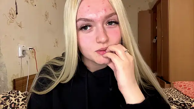 Snapshot of Sophia_Blonde chatting on 04-22-26, 04:19 Sophia Blonde online show from 04-22-26, 04:19