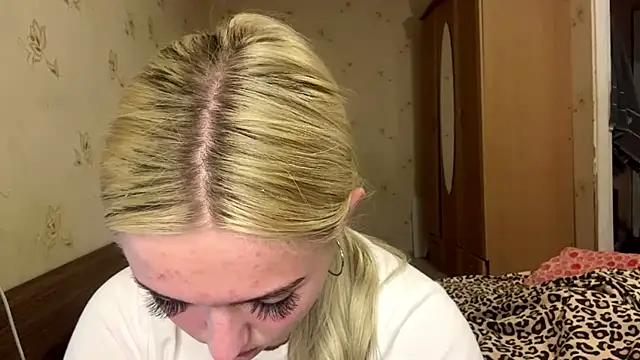 Snapshot of Sophia_Blonde chatting on 05-10-26, 05:29 Sophia Blonde online show from 05-10-26, 05:29
