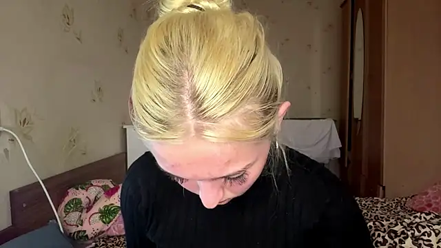 Snapshot of Sophia_Blonde chatting on 05-11-26, 03:18 Sophia Blonde online show from 05-11-26, 03:18