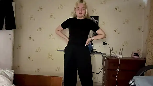 Snapshot of Sophia_Blonde chatting on 05-17-26, 06:15 Sophia Blonde online show from 05-17-26, 06:15